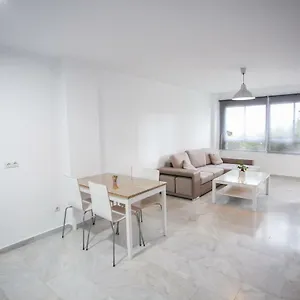 Apartamento En La Carihuela Con Piscina Y Parking, Al Lado De La Playa , Torremolinos España